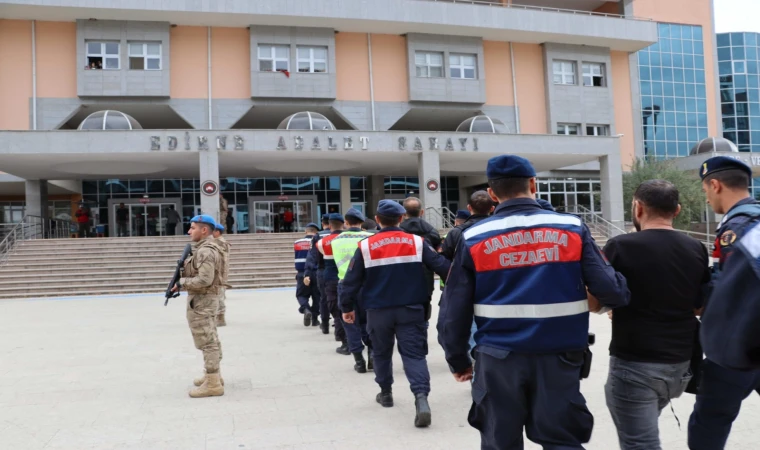 Edirne’de 7 silahlı terör örgütü üyesi yurt dışına kaçmaya çalışırlarken yakalandı