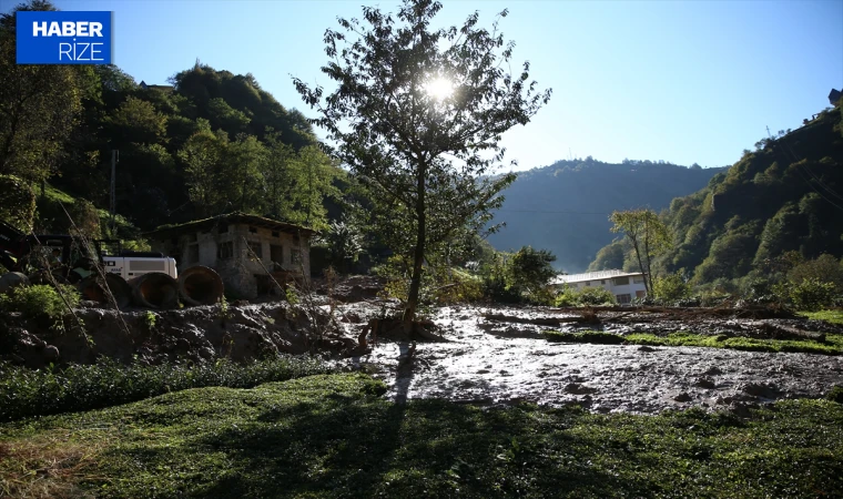 Heyelan olan köyde temizlik çalışmalarına başlandı