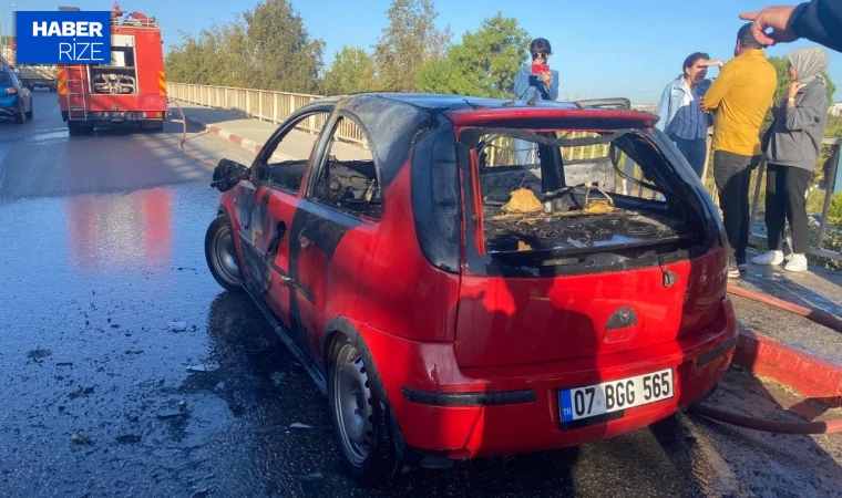 Seyir halindeyken yangın çıkan otomobil kullanılamaz hale geldi