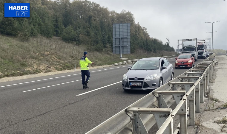 Tanker ile otomobilin çarpıştığı kazada sürücüler yaralandı