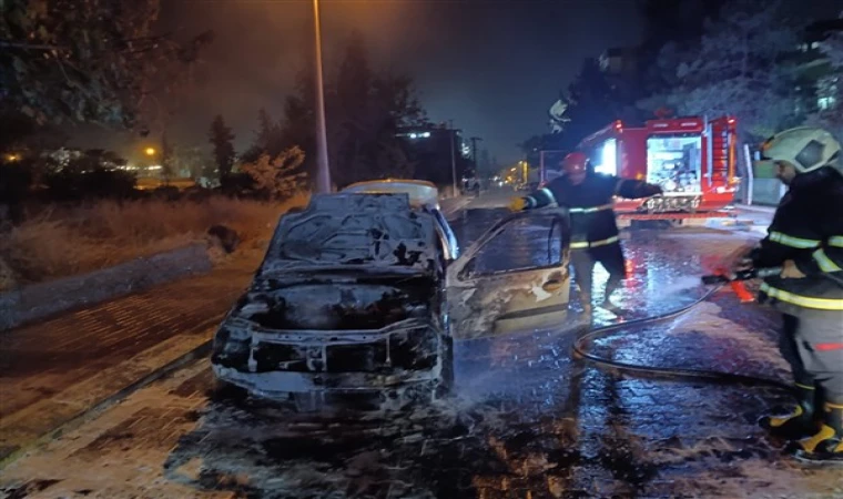 Karaköprü’de seyir halindeki otomobil alev alev yandı