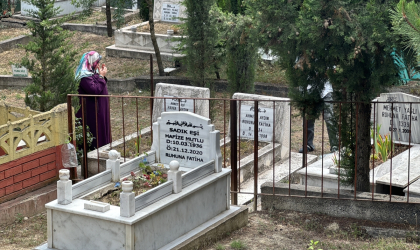 şehitlik ve mezarlıkları ziyaret edenler yakınları için dua okudu