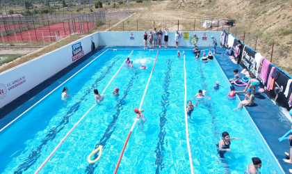 Gümüşhane’de çocuklar portatif havuzlarda yüzme öğreniyor