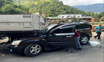 Giresun’da park halindeki tıra çarpan otomobildeki 3 kişi yaralandı