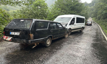 Giresun’da minibüsle otomobilin çarpıştığı kazada 3 kişi yaralandı