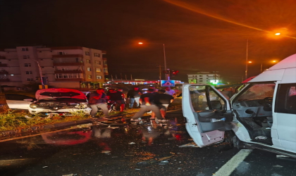 Samsun’da minibüs ile otomobilin çarpışması sonucu 5 kişi yaralandı