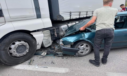 Amasya’da tırla çarpışan otomobildeki 5 kişi yaralandı