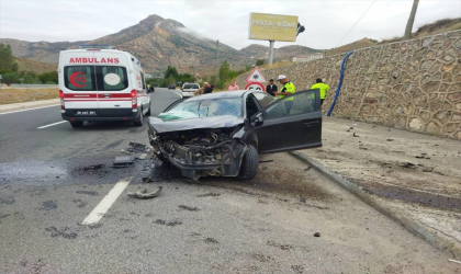 İstinat duvarına çarpan otomobildeki 3 kişi yaralandı