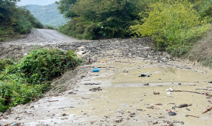 Yakakent’te sağanak nedeniyle oluşan taşkın mahalle içi yolu ulaşıma kapattı