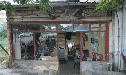 Emektar terzi geçimini sağladığı dükkanına 40 yıldır bisikletiyle geliyor