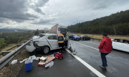 Bolu kesiminde meydana gelen zincirleme trafik kazasında 4 kişi yaralandı