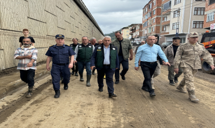 Trabzon Valisi Yıldırım, taşkın ve heyelan meydana gelen ilçelerde incelemelerde bulundu