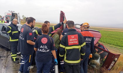 Amasya’da iki otomobilin çarpıştığı kazada 2 kişi öldü, 1 kişi yaralandı