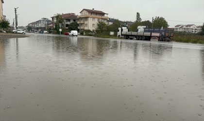 Düzce’de sağanak nedeniyle yollarda su birikintileri oluştu