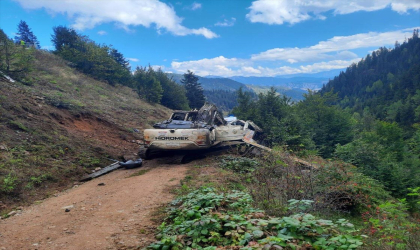 Artvin’de iş makinesi taşıyan kamyonun uçuruma devrildiği kazada 2 kişi öldü