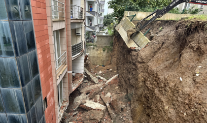 Sağanak nedeniyle istinat duvarı yıkıldı, bazı yollarda hasar oluştu