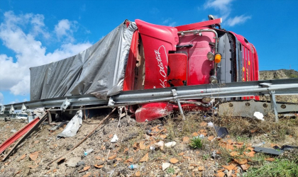 Çorum’da devrilen kamyonun sürücüsü yaralandı