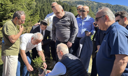 Uluslararası Karadeniz RizeAyder Forumu’na katılan heyet, Ayder Yaylası’nda fidan dikti