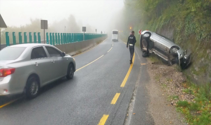 Bolu Dağı’nın Düzce geçişinde otomobil devrildi sürücüsü ağır yaralandı