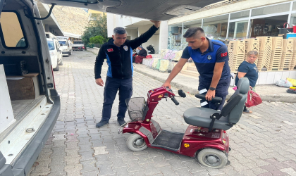 Amasya’da aracının lastiği patlayan engellinin imdadına zabıta yetişti