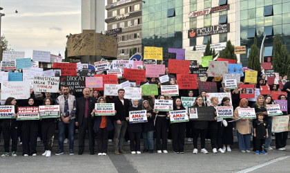 Çaykur Rizesporlu taraftarlardan kadına şiddet ve çocuk istismarına karşı tepki yürüyüşü