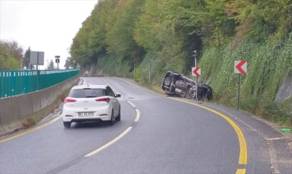 Düzce’de devrilen otomobilin sürücüsü yaralandı