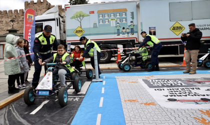 Sinop’ta öğrenciler, Mobil Trafik Eğitim Tırı’nda trafik kurallarını uygulamalı olarak deneyimledi