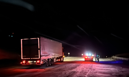 Kop Dağı Geçidi’nde tipi ve buzlanma nedeniyle ulaşım kontrollü sağlanıyor