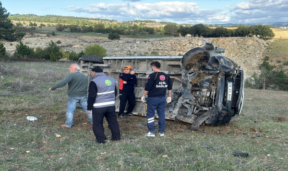 Karabük’te devrilen minibüsün sürücüsü yaralandı