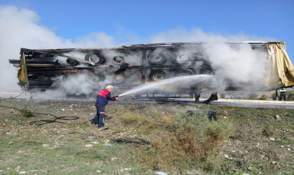 Amasya’da seyir halindeki tırda çıkan yangın hasara neden oldu