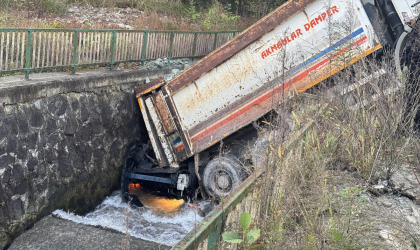 Rize’de kontrolden çıkarak kayan kamyon dereye devrildi