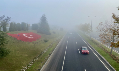 Anadolu Otoyolu’nun Düzce kesiminde sis görüş mesafesini düşürdü