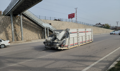 Amasya’da kamyonun damperi üst geçide çarparak yola düştü