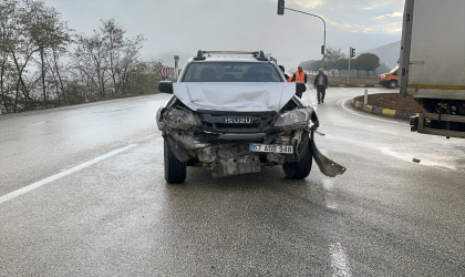 Kastamonu’da üç aracın karıştığı kazada 2 kişi yaralandı