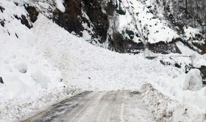 Artvin’de 6 köye ulaşımın sağlandığı kara yolu çığ nedeniyle kapandı