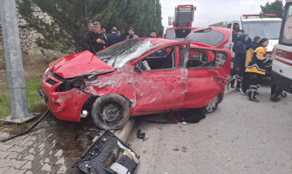 Karabük’te aydınlatma direğine çarpan otomobilde biri ağır 3 kişi yaralandı