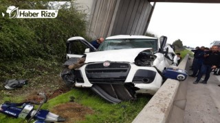 Beton bariyere çarpan araçta ölü ve yaralı var