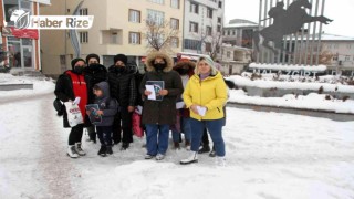 Malazgirtli öğrenciler harçlıklarla sevindirildi