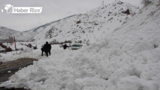 Yedisu-Karlıova kara yoluna çığ düştü