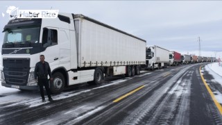 Etkili olan kar yağışı ve tipi yüzünden sürücüler yolda kaldı