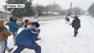 Kar yağışı çocukların yüzünü güldürdü