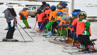 Maddi durumu iyi olmayan ailelerin yetenekli çocukları kayak sporuna kazandırılıyor