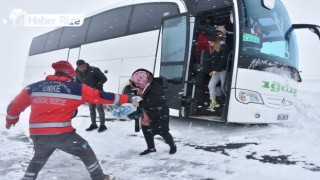 Otobüs kara saplandı yolcular mahsur kaldı