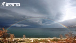 Sağanak sonrası Hazar Gölü'nün üzerinde gökkuşağı oluştu