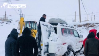 Sağlık ekipleri köydeki hasta çocuğa paletli ambulansla ulaştı