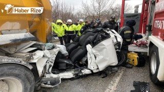 Zincirleme Kazada İki Kamyonun Arasında Sıkıştılar