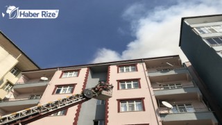 Apartmanın çatı katında çıkan yangın söndürüldü