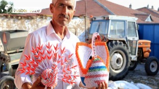 Tarlada Yoğun Geçen Günün Yorgunluğunu Kağıt Katlama Sanatıyla Atıyor