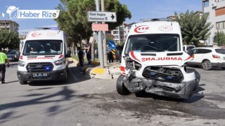 Ambulansla hafif ticari aracın çarpışması sonucu 5 kişi yaralandı