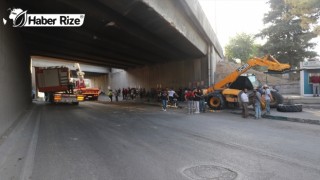 İş makinesi ve konteyner yüklü tır alt geçitte sıkıştı